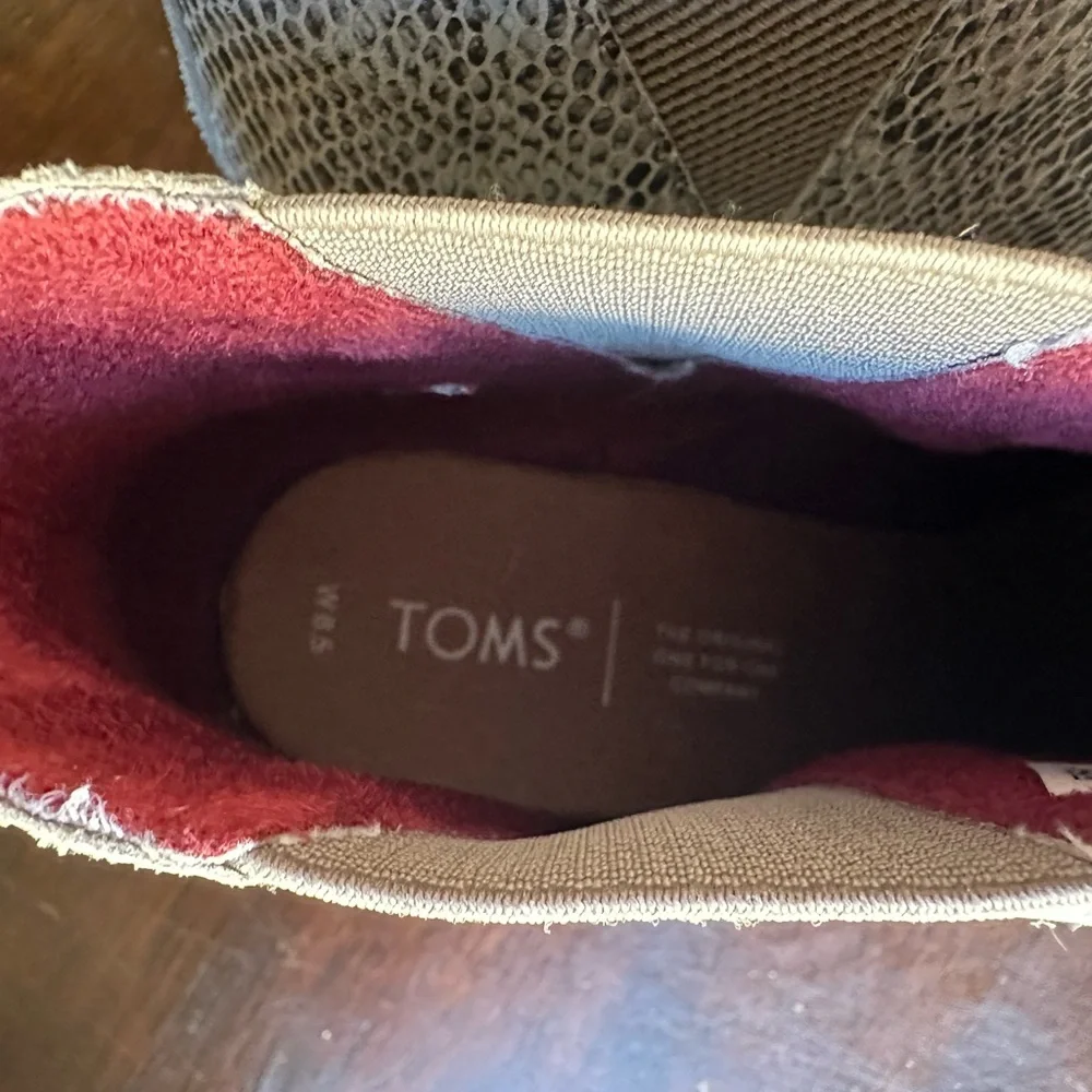 Toms Snake-Texture Light Gray Chelsea Booties